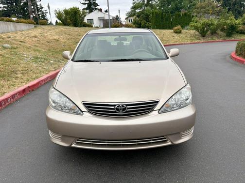 Gold 2005 Toyota Camry LE