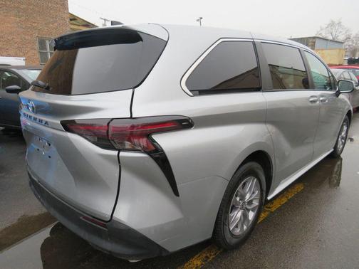 2025 Toyota Sienna LE