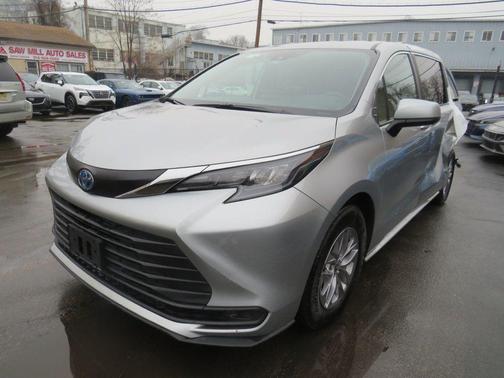 2025 Toyota Sienna LE