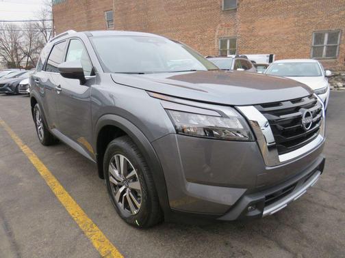 2025 Nissan Pathfinder SL FWD