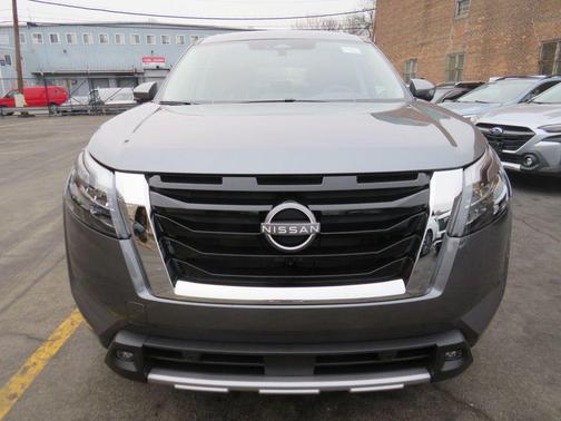 2025 Nissan Pathfinder SL FWD