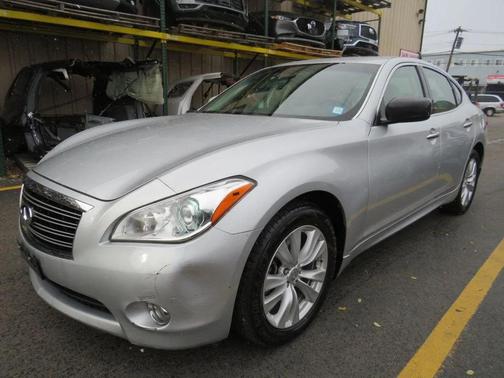 2011 INFINITI M56x Base