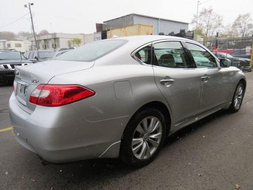 2011 INFINITI M56x Base