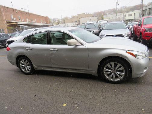 2011 INFINITI M56x Base