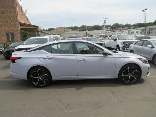 2025 Nissan Altima SR FWD