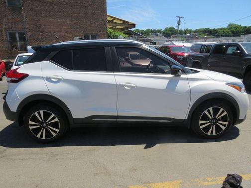 Aspen White TriCoat Pearl 2020 Nissan Kicks SR