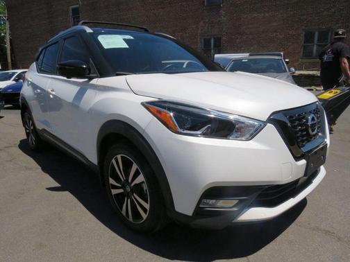 Aspen White TriCoat Pearl 2020 Nissan Kicks SR