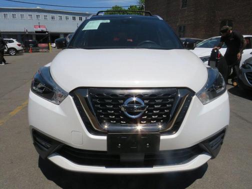Aspen White TriCoat Pearl 2020 Nissan Kicks SR