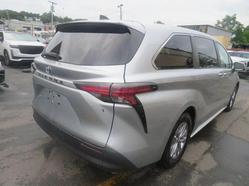 2022 Toyota Sienna LE