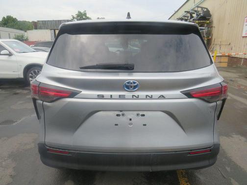 2022 Toyota Sienna LE
