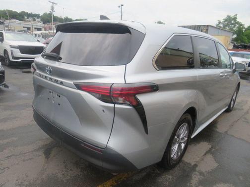 2022 Toyota Sienna LE