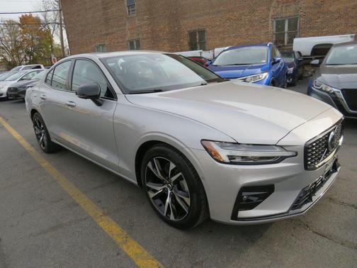 2024 Volvo S60 B5 Plus Dark Theme