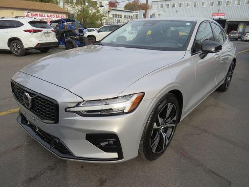 2024 Volvo S60 B5 Plus Dark Theme