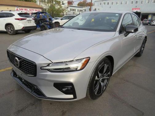 2024 Volvo S60 B5 Plus Dark Theme