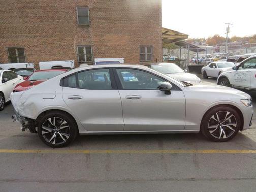 2024 Volvo S60 B5 Plus Dark Theme