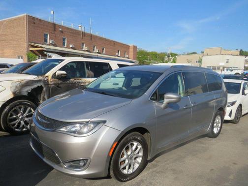 Billet Silver Metallic Clearcoat 2020 Chrysler Pacifica Touring L