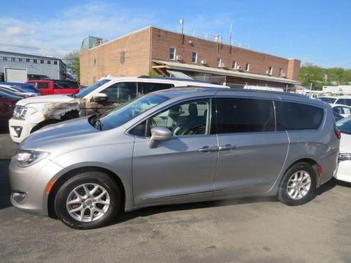 Billet Silver Metallic Clearcoat 2020 Chrysler Pacifica Touring L