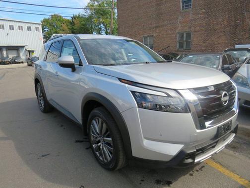 2025 Nissan Pathfinder SL 4WD