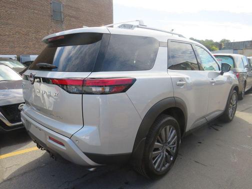 2025 Nissan Pathfinder SL 4WD