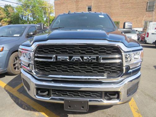 2024 RAM 3500 Tradesman Crew Cab 4x4 8' Box