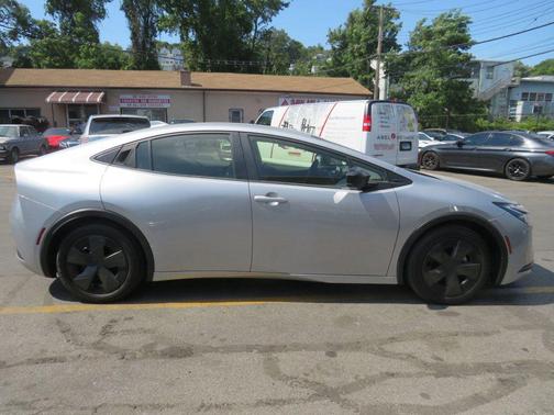 2025 Toyota Prius LE