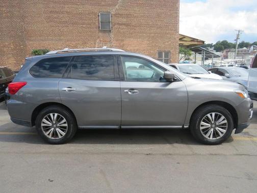 2017 Nissan Pathfinder SV