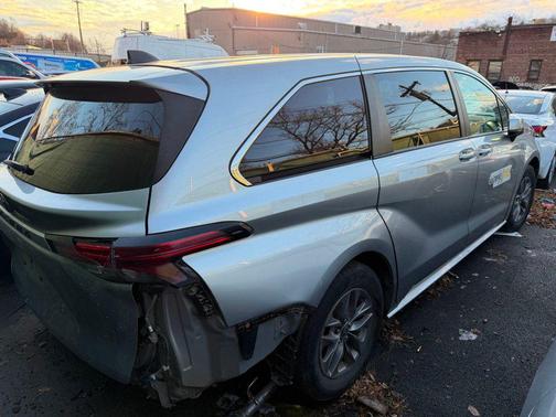 2022 Toyota Sienna LE