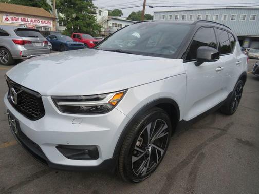 2022 Volvo XC40 T5 R-Design