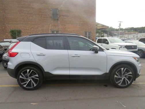 2022 Volvo XC40 T5 R-Design