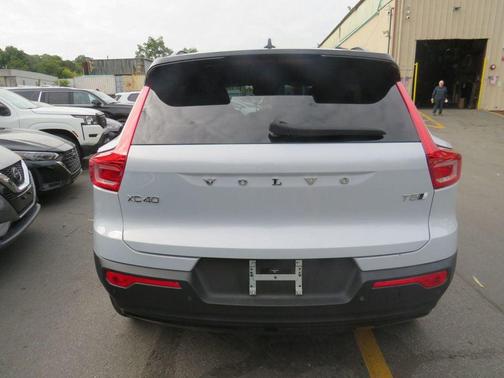 2022 Volvo XC40 T5 R-Design