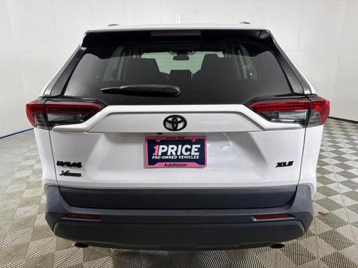 Ice Cap 2024 Toyota RAV4 XLE