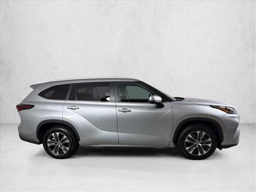 Celestial Silver Metallic 2025 Toyota Highlander XLE