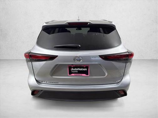 Celestial Silver Metallic 2025 Toyota Highlander XLE