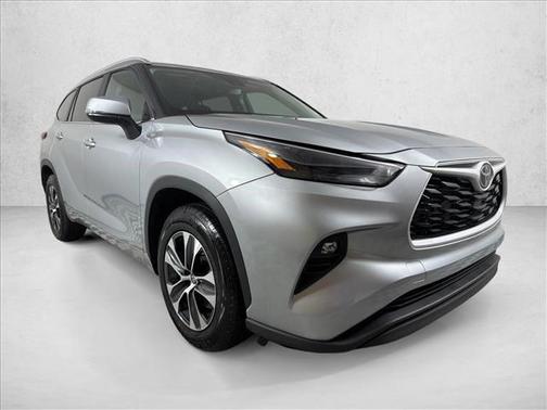 Celestial Silver Metallic 2025 Toyota Highlander XLE