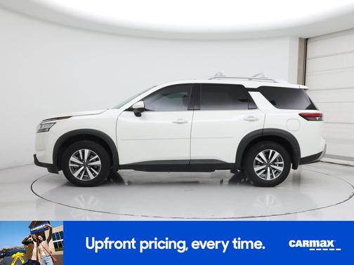 White 2023 Nissan Pathfinder SL