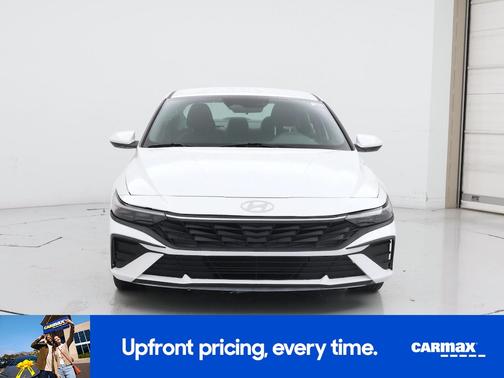 White 2024 Hyundai ELANTRA SE