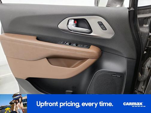 Gray 2017 Chrysler Pacifica Limited