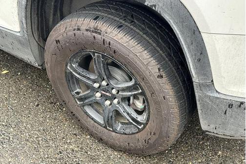 White Frost Tri-Coat 2022 GMC Acadia AT4