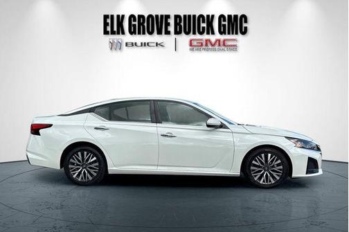 White 2023 Nissan Altima 2.5 SV