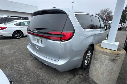 2024 Chrysler Pacifica Touring-L