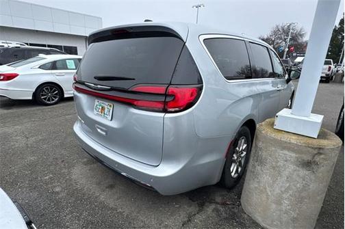 2024 Chrysler Pacifica Touring-L