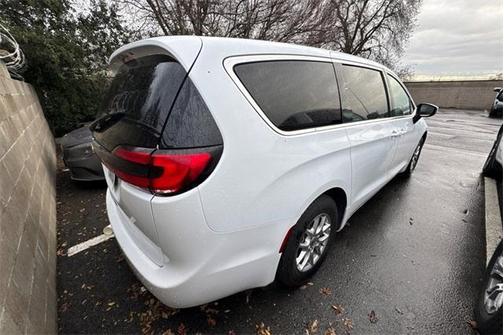 2023 Chrysler Pacifica Touring-L