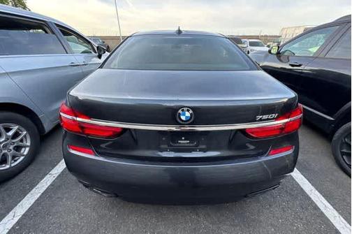 Singapore Gray Metallic 2019 BMW 750 i