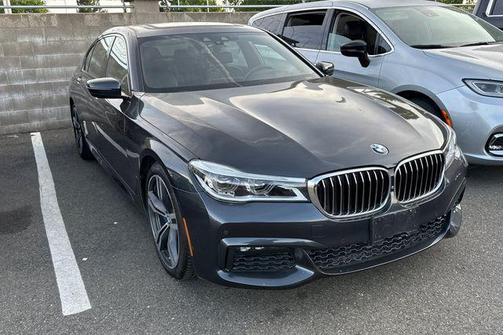 Singapore Gray Metallic 2019 BMW 750 i
