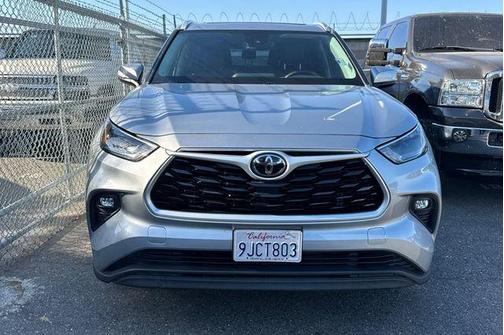Celestial Silver Metallic 2023 Toyota Highlander XLE