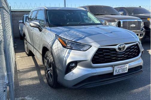 Celestial Silver Metallic 2023 Toyota Highlander XLE