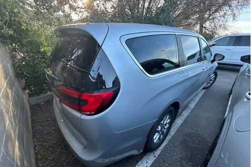 2024 Chrysler Pacifica Touring-L