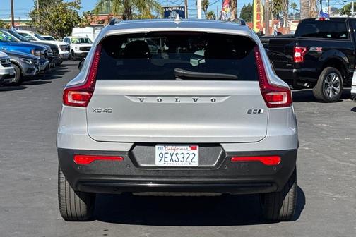 2023 Volvo XC40 B5 Ultimate Dark Theme