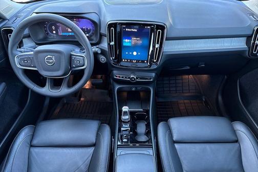 2023 Volvo XC40 B5 Ultimate Dark Theme
