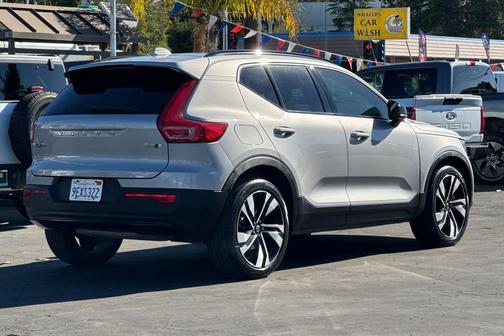 2023 Volvo XC40 B5 Ultimate Dark Theme